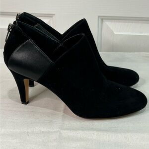 Vince Camuto black suede & leather “Vaniesha” ankle high heels back zipper 8